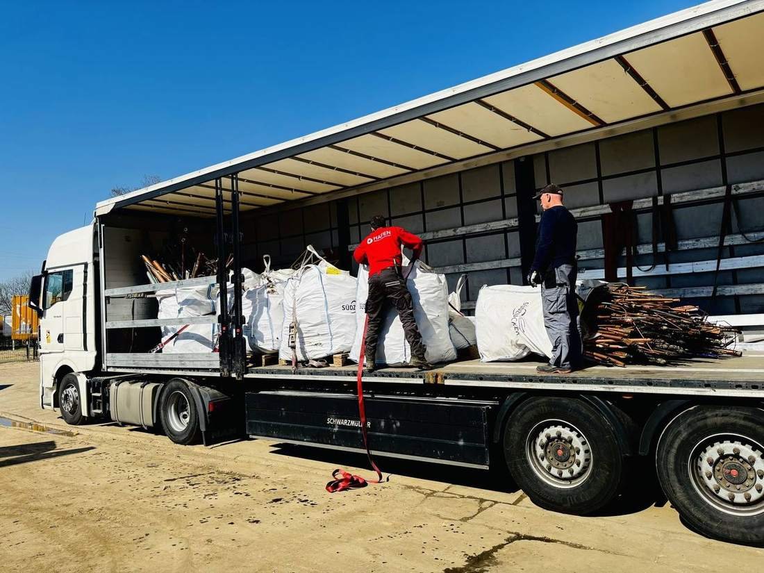 HAFEN-Team belädt einen LKW mit Metallschrott