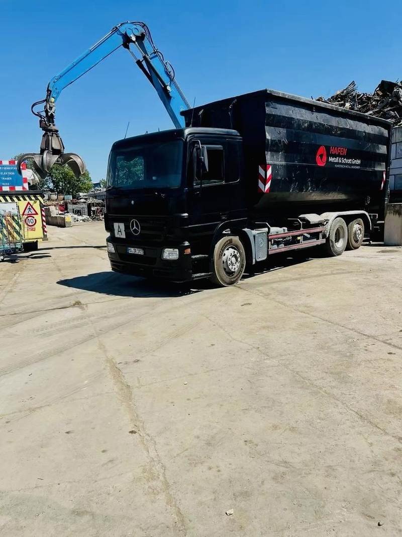 LKW der HAFEN Metall & Schrott GmbH mit Ladekran