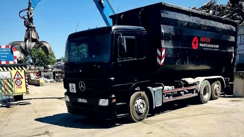 HAFEN-LKW mit Abrollcontainer und Umschlagbagger