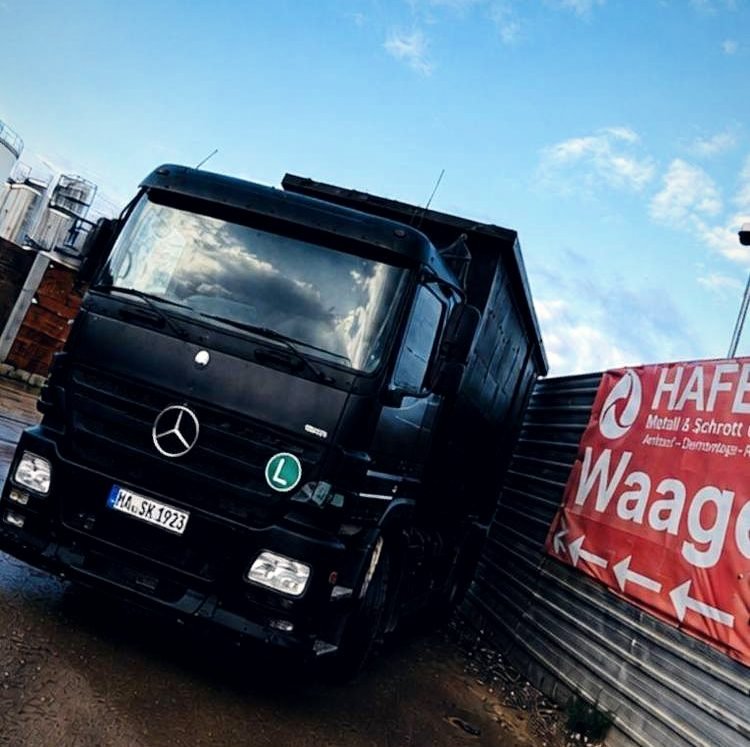 LKW auf der geeichten Fahrzeugwaage von HAFEN