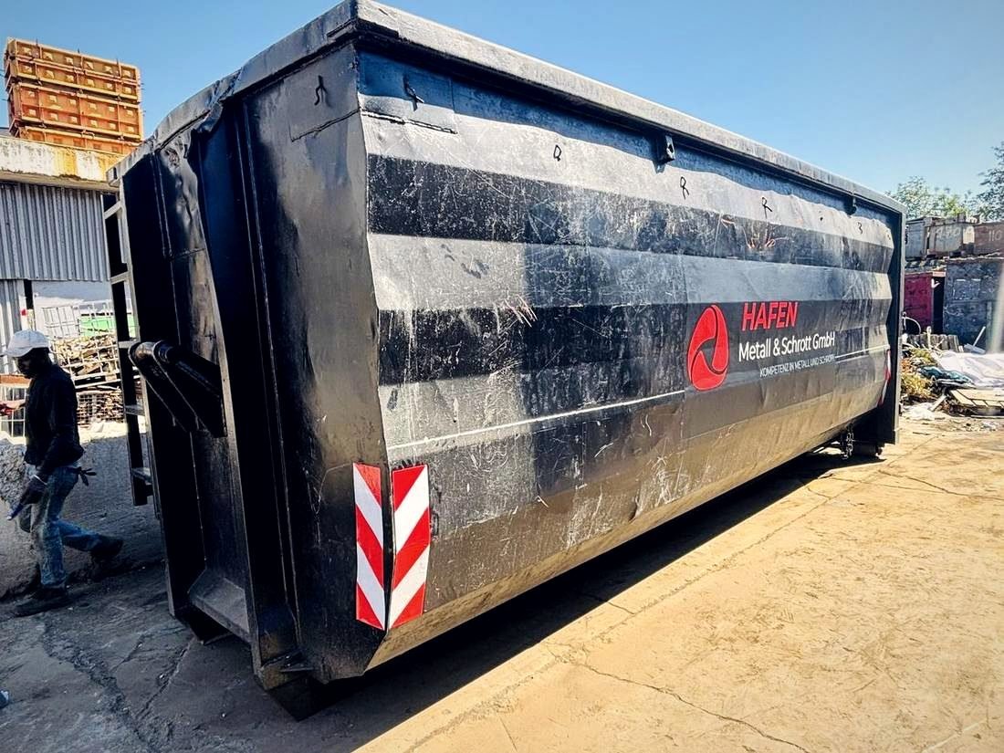Abrollcontainer mit HAFEN-Logo