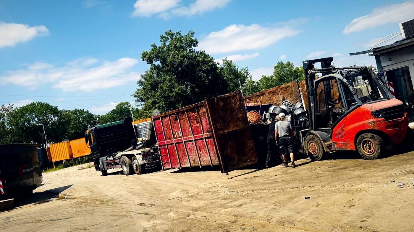 Betriebsgelände mit Containern und Stapler
